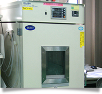 対候性（温度・湿度）、ゴムの耐熱・耐寒性を試験する恒温恒湿試験